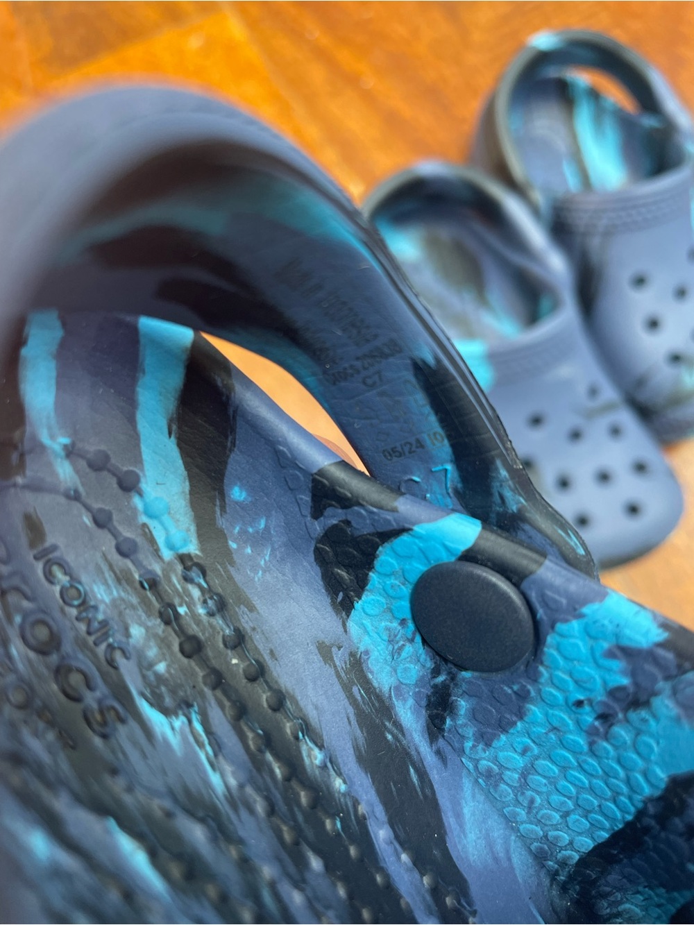Blue tie dye crocs size 7 - Picture 2 of 4